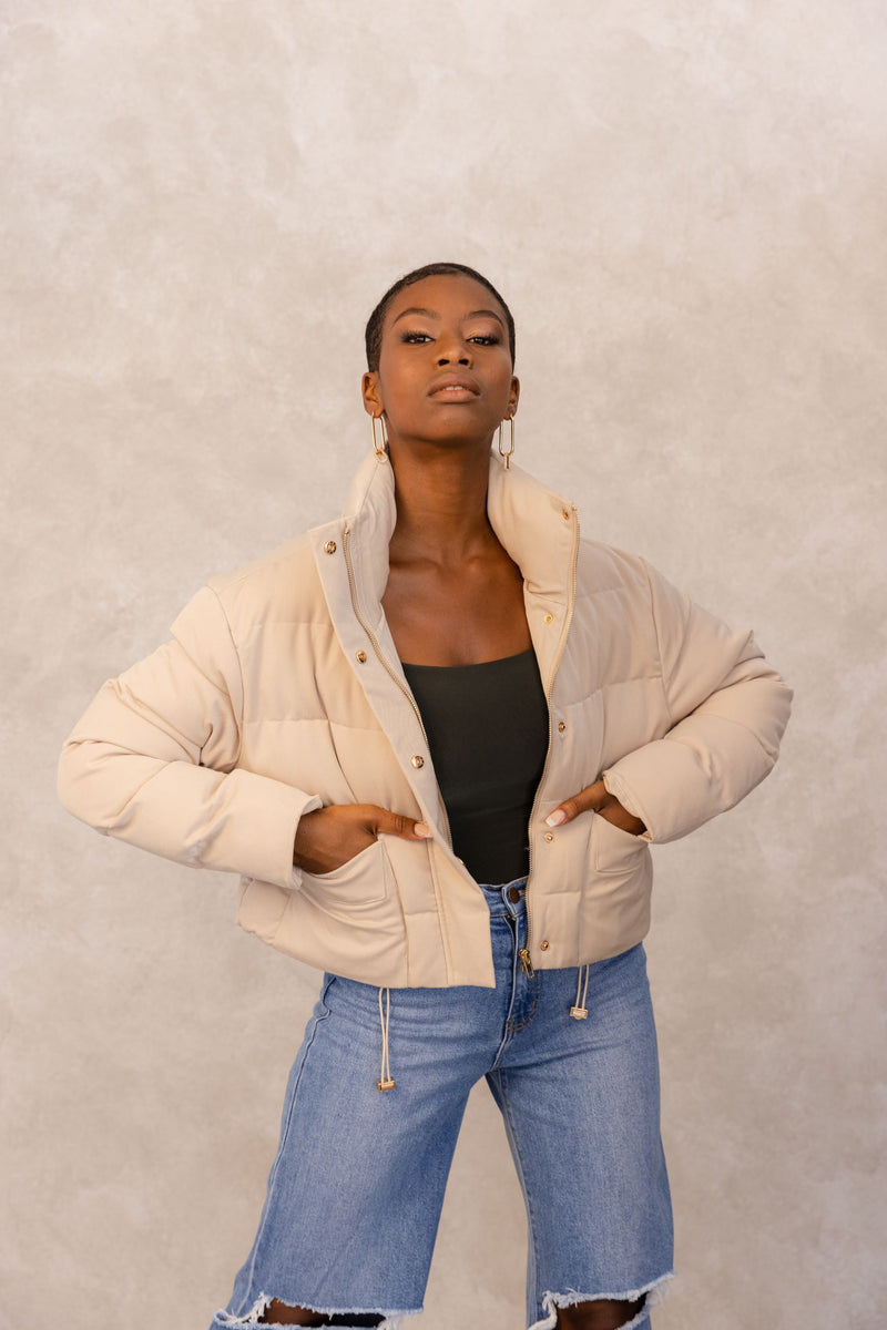 Our organic cotton down cropped puffer with elastic bungee strap, serves high quality streetwear. The elastic bungee straps are trimmed with gold hardware. This jacket checks out more than just styling. Stay warm this cozy season, in this weatherproof, and ELILE approved look.